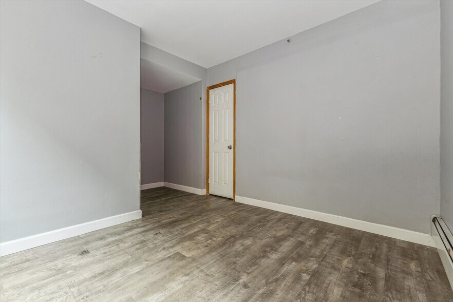 5735 Lawrence St, Flushing, NY à vendre - Photo du bâtiment - Image 2 de 13