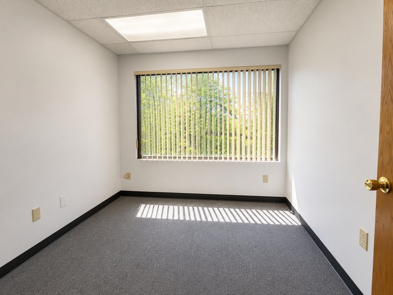 2751 Dixwell Ave, Hamden, CT à vendre - Photo du bâtiment - Image 3 de 21