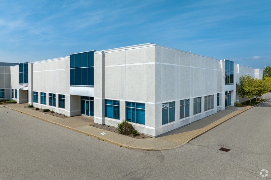3330 Ridgeway Dr, Mississauga, ON à louer - Photo du bâtiment - Image 1 de 5