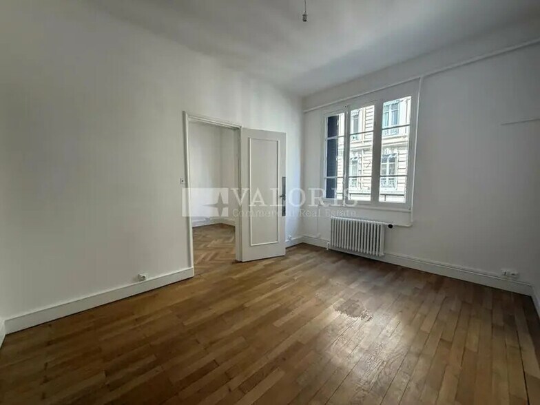 Office in Lyon for lease - Interior Photo - Image 2 of 6
