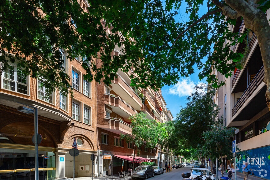 Retail in Barcelona, Barcelona for lease - Building Photo - Image 2 of 5