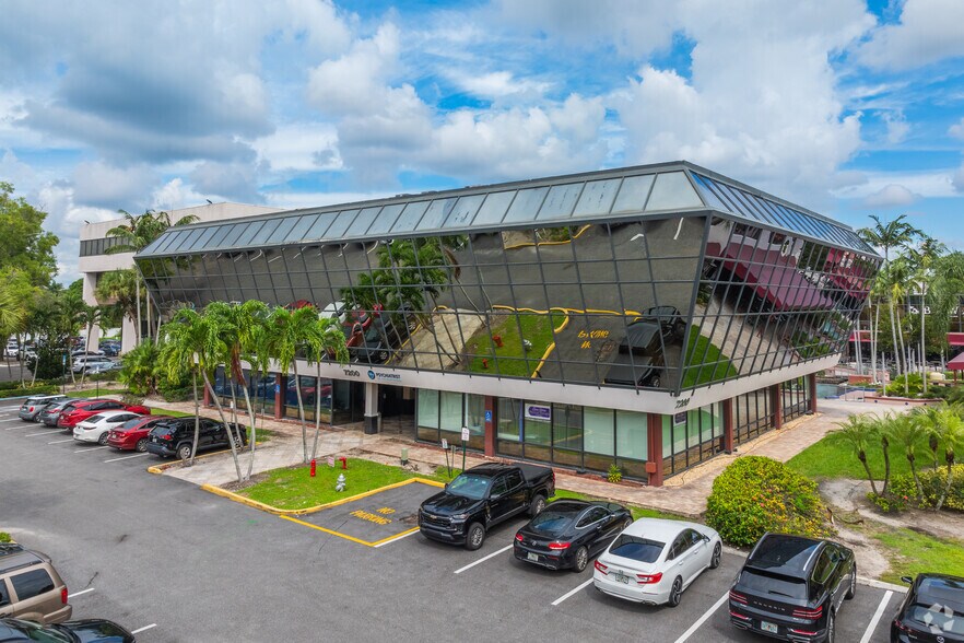 7100 W Camino Real, Boca Raton, FL à louer - Photo du bâtiment - Image 1 de 10