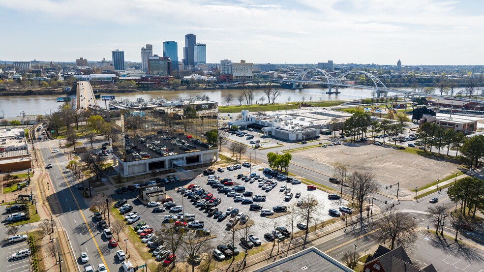 1 Riverfront Pl, North Little Rock, AR à louer - Photo du bâtiment - Image 1 de 9