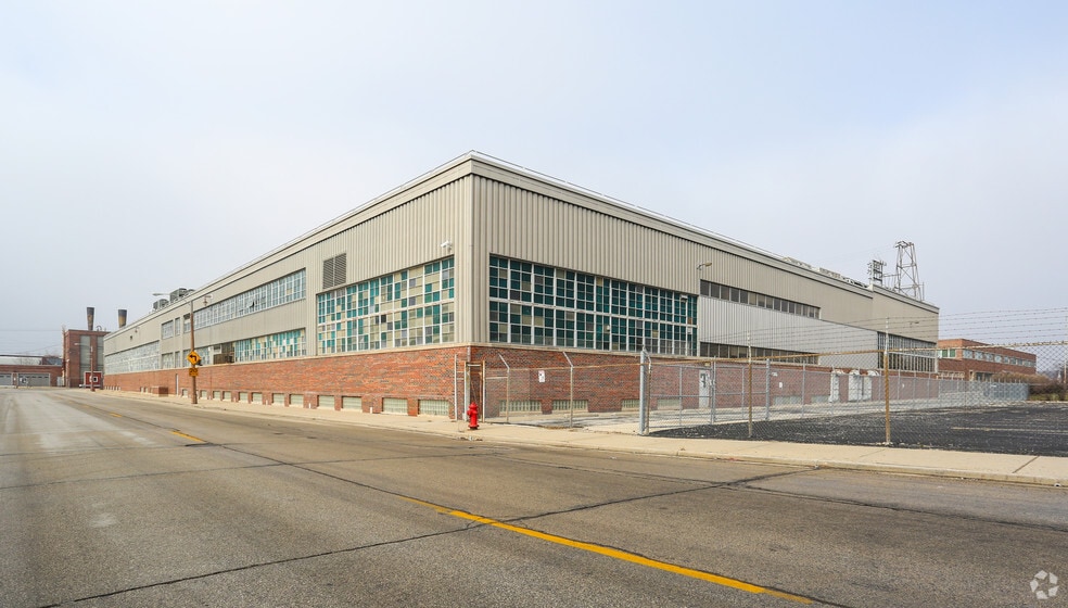 Milwaukee Business Park for Sale portfolio of 2 properties for sale on LoopNet.ca - Primary Photo - Image 2 of 2