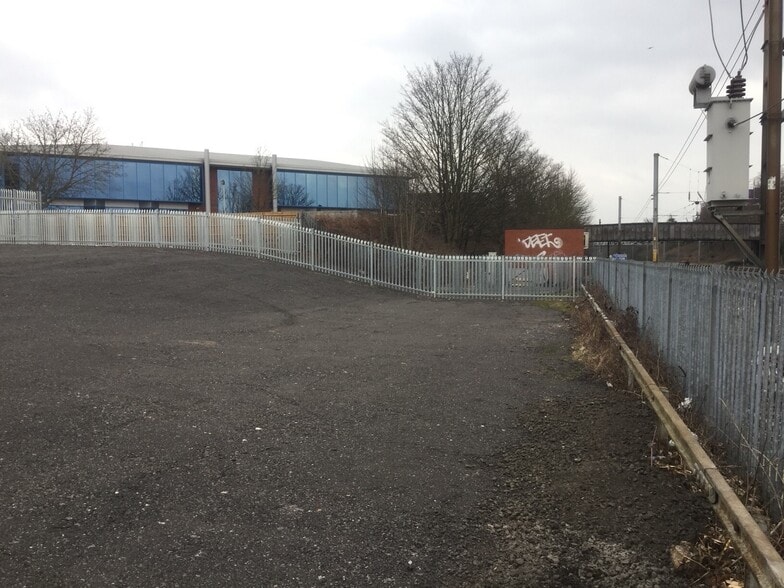 Beaconsfield Clos, Hatfield for lease - Building Photo - Image 3 of 9