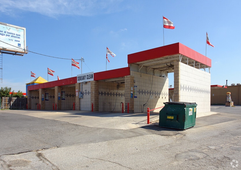 SQUEAKY CLEAN CARWASH PORTFOLIO portfolio of 4 properties for sale on LoopNet.ca - Primary Photo - Image 2 of 4