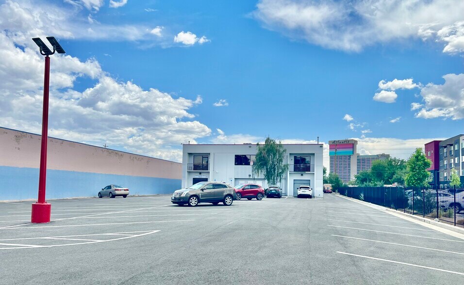 385 Gentry Way, Reno, NV à vendre - Photo du bâtiment - Image 2 de 13