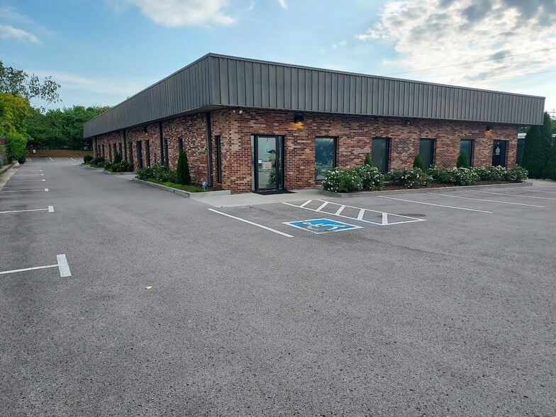 120 Holiday Ct, Franklin, TN for lease - Primary Photo - Image 1 of 3