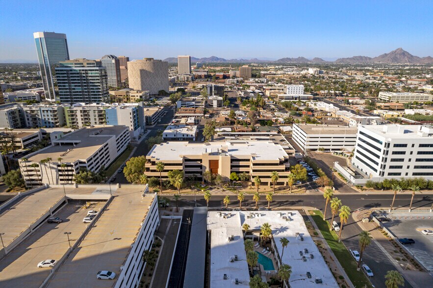 202 E Earll Dr, Phoenix, AZ à vendre - Photo du bâtiment - Image 3 de 30