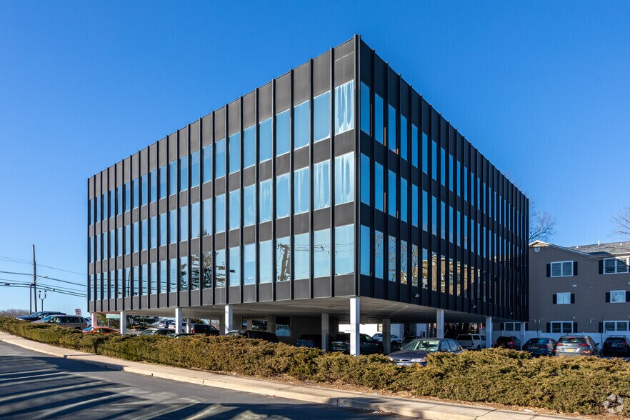 111 S Ridge St, Rye Brook, NY à vendre - Photo du bâtiment - Image 2 de 4