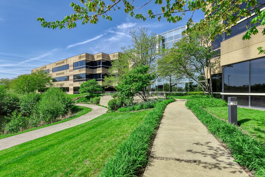 544 Lakeview Pkwy, Vernon Hills, IL à louer - Photo du bâtiment - Image 2 de 16