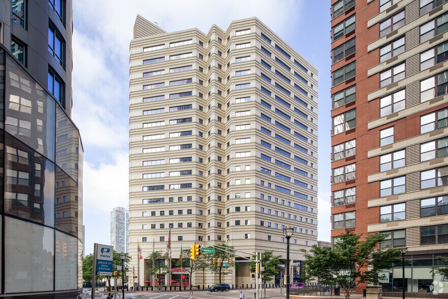 95 Christopher Columbus Dr, Jersey City, NJ à louer - Photo du bâtiment - Image 1 de 11