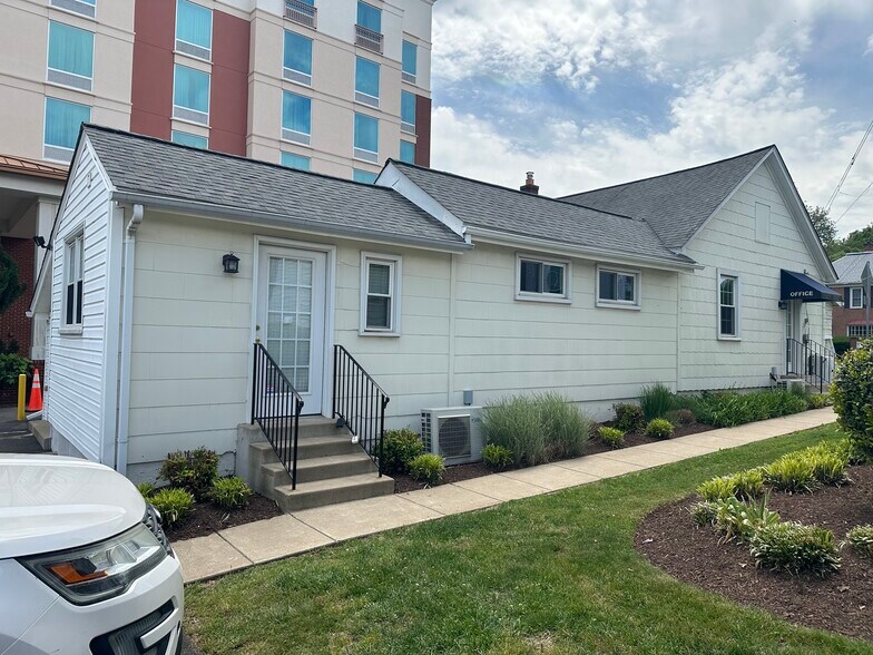 710 W Broad St, Falls Church, VA à louer - Photo du bâtiment - Image 3 de 6