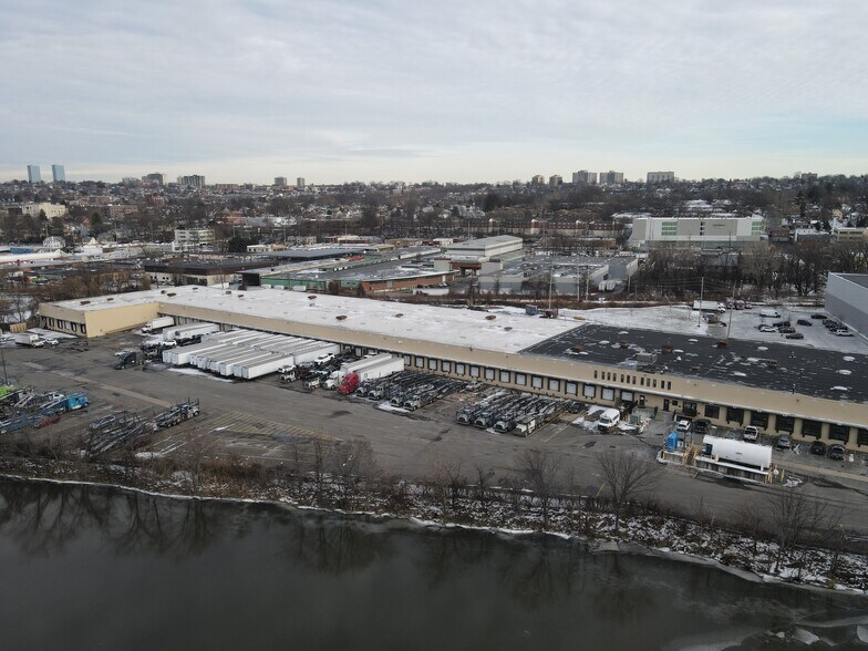 1 Bell Dr, Ridgefield, NJ à louer - Photo du bâtiment - Image 2 de 4