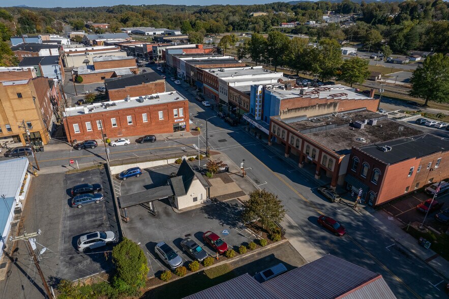 202 W Main St, Elkin, NC à vendre - Photo du bâtiment - Image 2 de 11