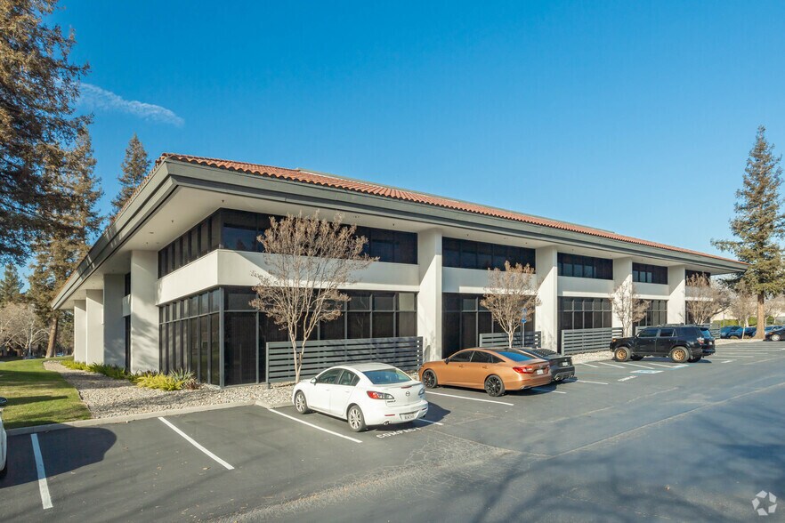 3900 Lennane Dr, Sacramento, CA à louer - Photo du bâtiment - Image 2 de 17