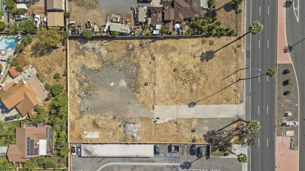 11325 Magnolia Ave, Riverside, CA à vendre - Photo du bâtiment - Image 2 de 14
