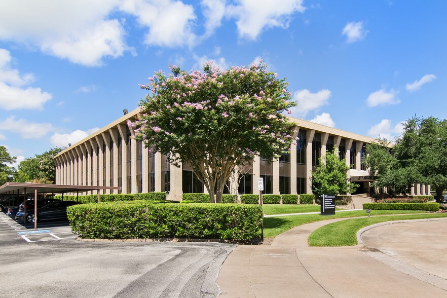 14825 N St. Mary's Ln, Houston, TX à louer - Photo du bâtiment - Image 1 de 4