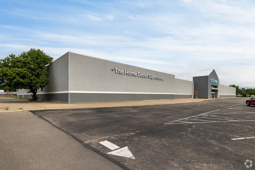 301 S Towne East Mall Dr, Wichita, KS for sale - Primary Photo - Image 1 of 13