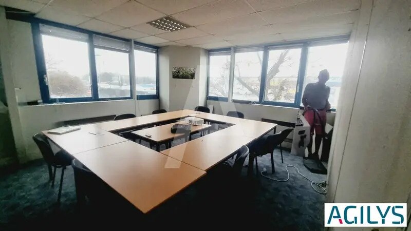 Flex in Fresnes for lease - Interior Photo - Image 3 of 5