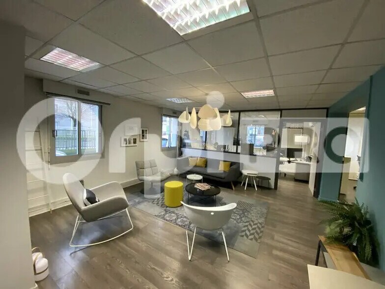 Flex in Vaulx-en-Velin for sale - Building Photo - Image 2 of 12