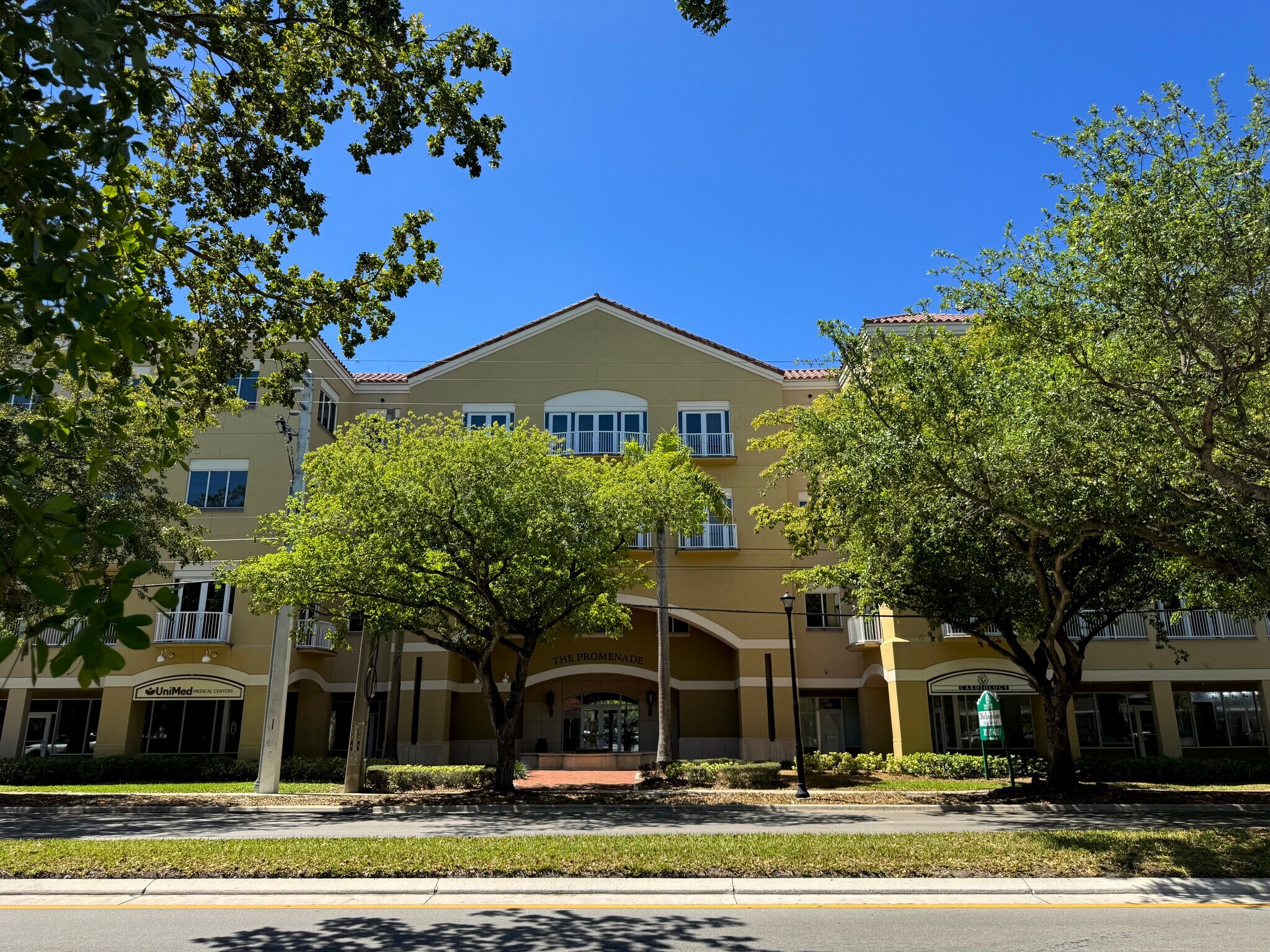 15100 NW 67th Ave, Miami Lakes, FL à louer Photo du bâtiment- Image 1 de 8