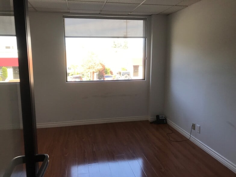 1036 N Lake St, Burbank, CA for lease - Building Photo - Image 3 of 11