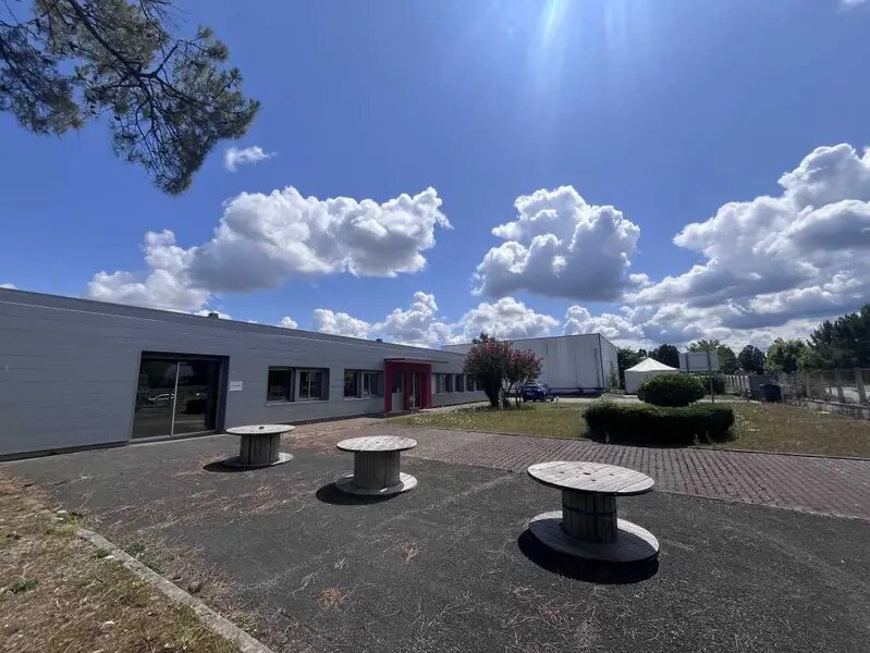 Flex in Pessac for lease Building Photo- Image 1 of 12