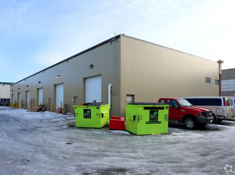 13003-13093 156th St, Edmonton, AB à vendre - Photo du bâtiment - Image 2 de 14