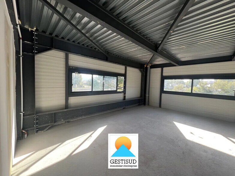 Flex in Aubagne for lease - Interior Photo - Image 3 of 5