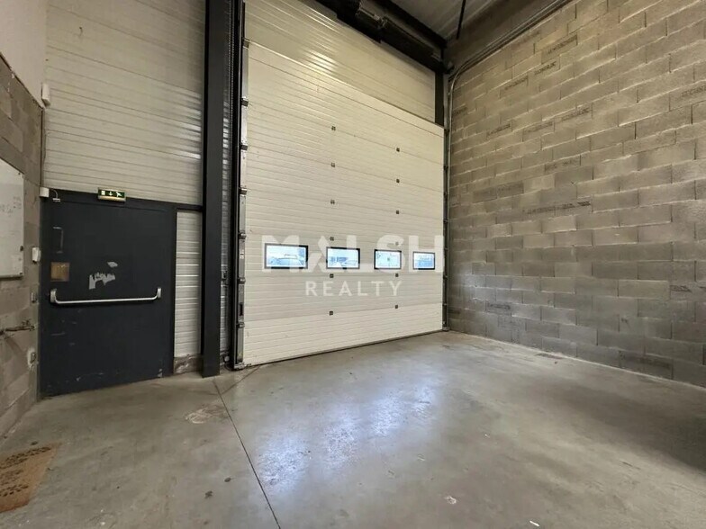 Office in Gleizé for lease - Interior Photo - Image 2 of 15