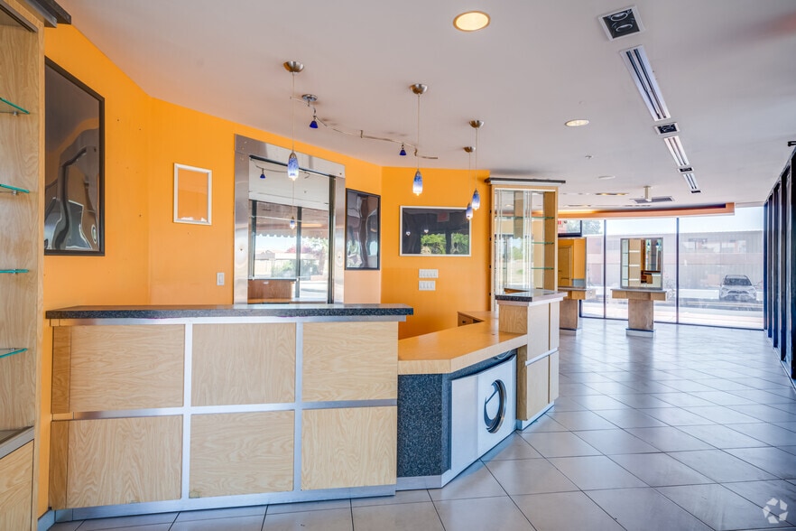 2727 W Glendale Ave, Phoenix, AZ for lease - Lobby - Image 2 of 32