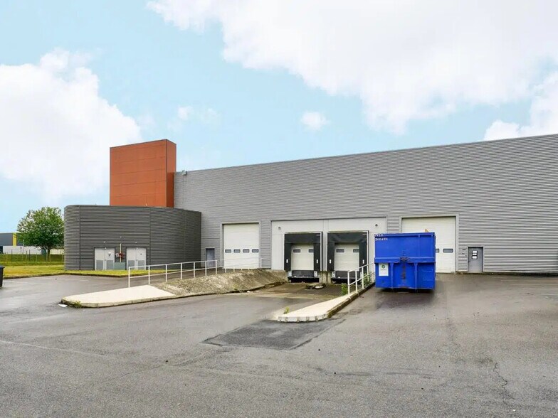 Industrial in Lieusaint for lease - Building Photo - Image 2 of 6