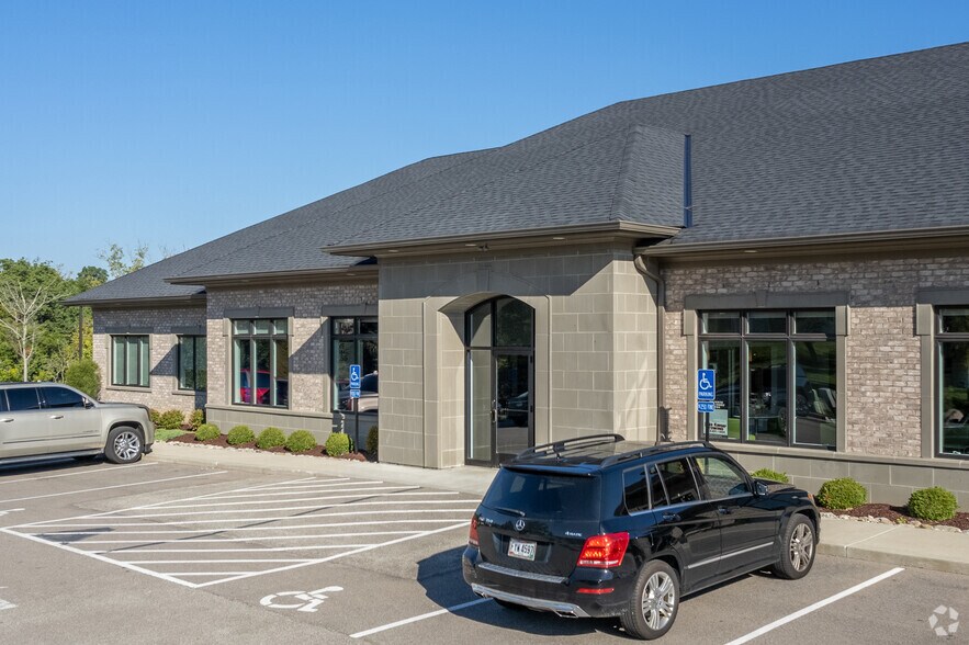 6730 Ruwes Oak Dr, Cincinnati, OH à louer - Photo du bâtiment - Image 2 de 4