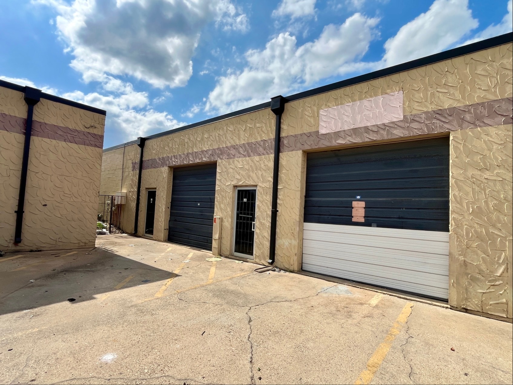 1105 Colorado Ln, Arlington, TX for lease Interior Photo- Image 1 of 9