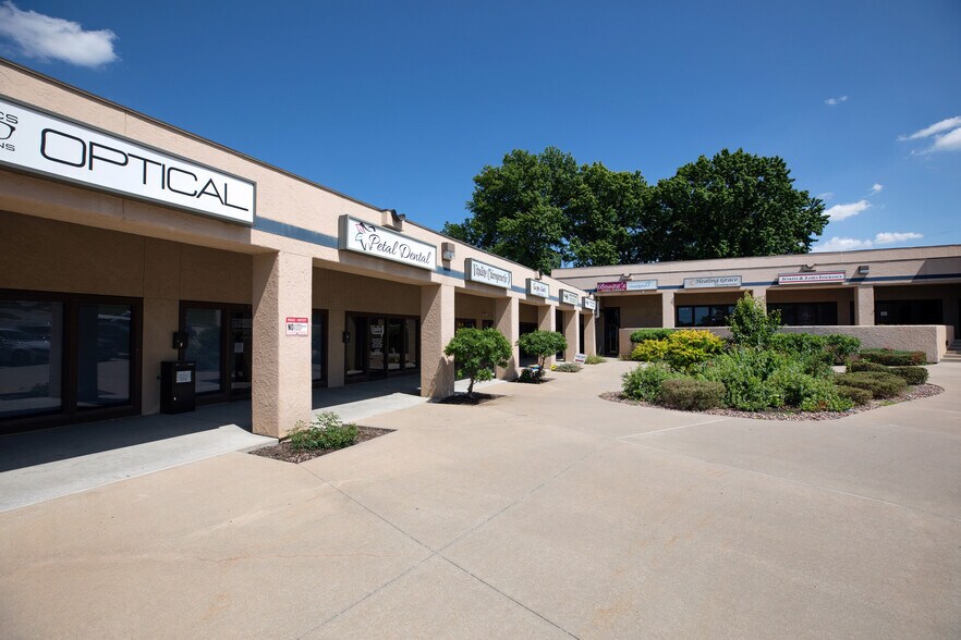 6651 N Oak Trfy, Kansas City, MO à louer - Photo du bâtiment - Image 3 de 5