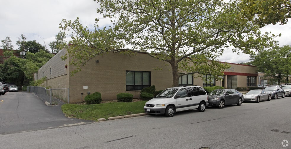 1600 Shames Dr, Westbury, NY for lease - Building Photo - Image 2 of 3