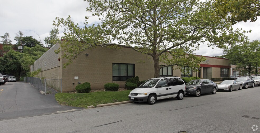 1600 Shames Dr, Westbury, NY à louer - Photo du bâtiment - Image 2 de 3