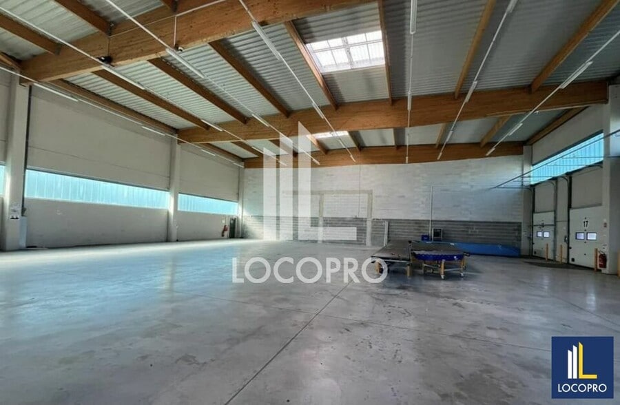 Office in Les Arcs for lease - Interior Photo - Image 2 of 8