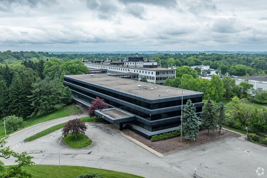 1310 Beulah Rd, Pittsburgh, PA à vendre - Photo principale - Image 1 de 12