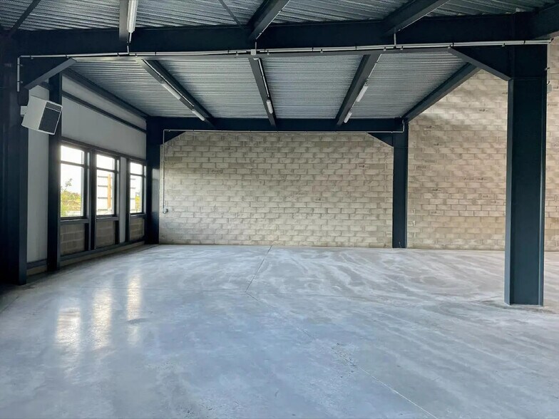 Local d'activités dans Marines à vendre - Photo du bâtiment - Image 2 de 8
