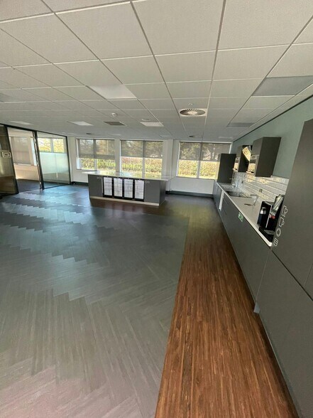 Grange Dr, Southampton à louer - Photo du bâtiment - Image 3 de 13