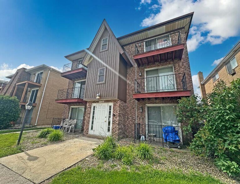 2121 176th Pl, Lansing, IL à vendre - Photo du bâtiment - Image 3 de 13