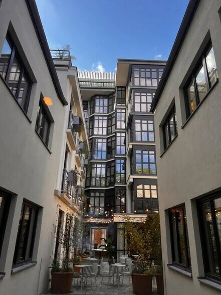 74 Rue Joseph De Maistre, Paris for lease - Building Photo - Image 3 of 7
