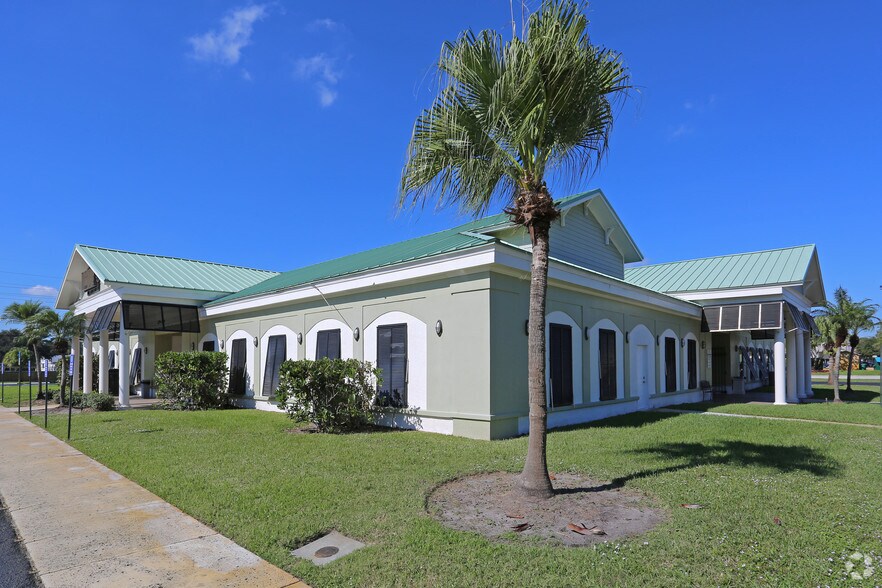 3395-3405 NW Federal Hwy, Jensen Beach, FL à vendre - Photo du bâtiment - Image 2 de 32