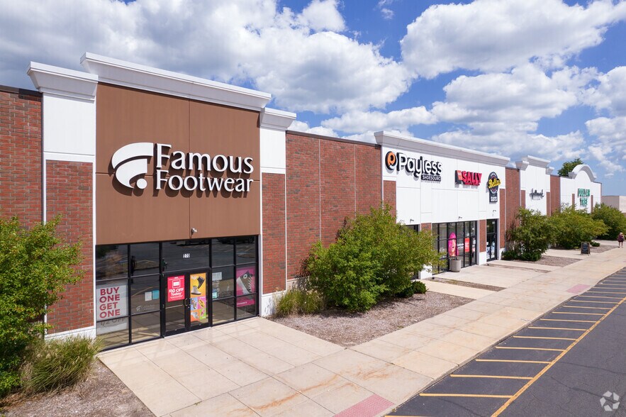 260 E Rollins Rd, Round Lake Beach, IL à louer - Photo du bâtiment - Image 2 de 24