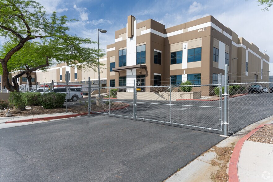 6025 Procyon St, Las Vegas, NV à louer - Photo du bâtiment - Image 2 de 6