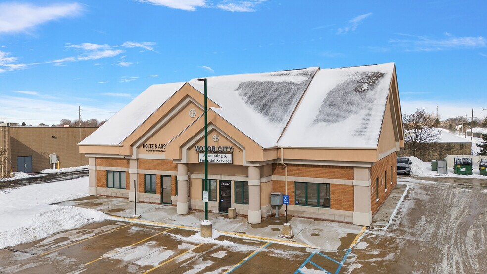 16955-16957 18 Mile Rd, Clinton Township, MI à louer - Photo du bâtiment - Image 2 de 14