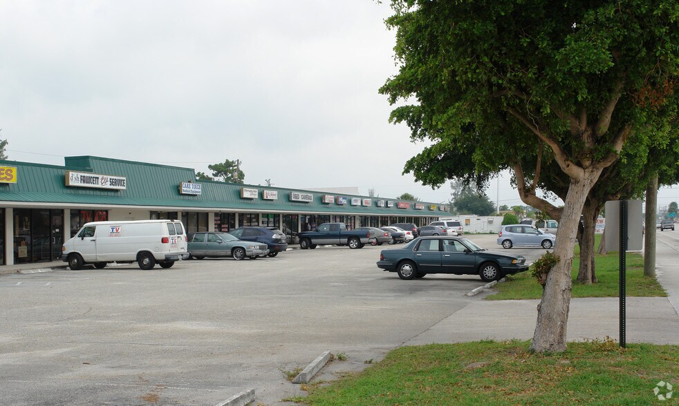 3095 S Military Trl, Lake Worth, FL à louer - Photo du bâtiment - Image 2 de 4