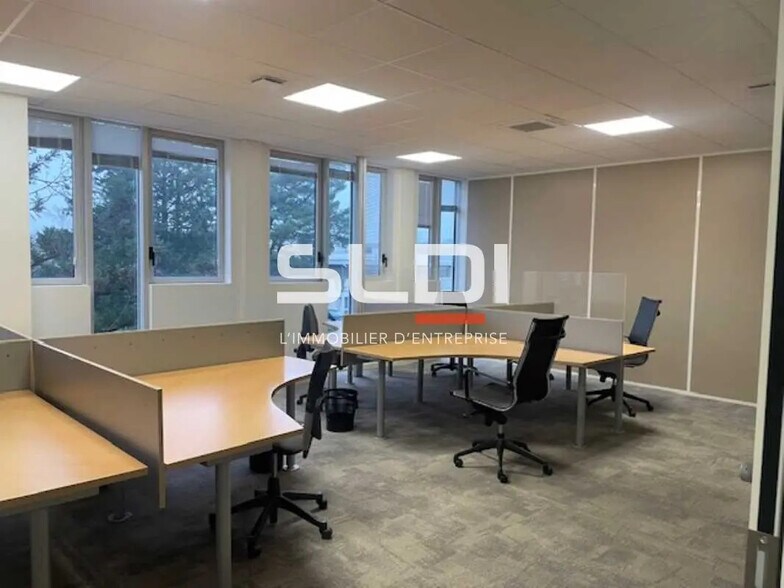 Bureau dans Rillieux-la-Pape à louer - Photo du bâtiment - Image 2 de 10